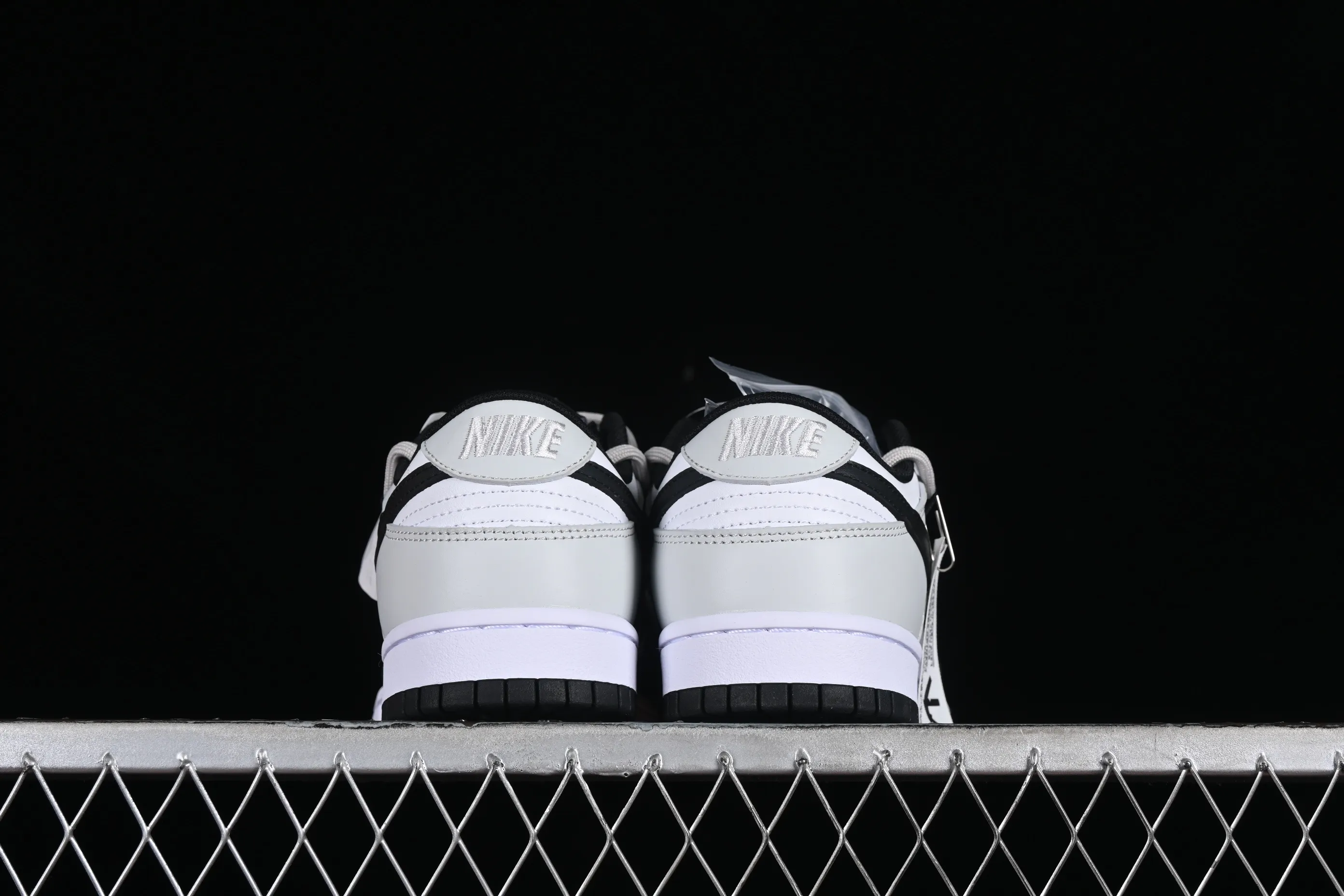 All categories Nk SB Dunk series Nk SB Dunk Low Low-top sneakers Nk Dunk Low Letter Panda Black and gray high street deconstruction SB strap low-top casual sneakers CW1590-100